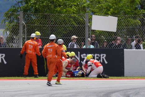 Álex Márquez debió ser atendido en pista y luego trasladado en ambulancia tras el accidente en Barcelona-Cataluña. Álex Márquez debió ser atendido en pista y luego trasladado en ambulancia tras el accidente en Barcelona-Cataluña.