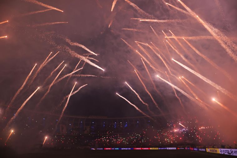 Racing encendió Avellaneda pese a la advertencia de APreViDe. El Cilindro estalló con bengalas, humo y fuegos artificiales. ¡Una fiesta total!