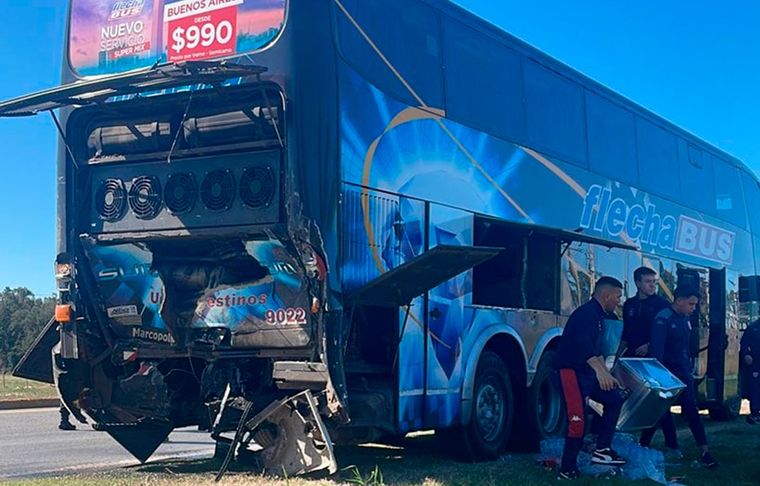 El micro que transportaba al plantel de Unión se accidentó en la ruta.