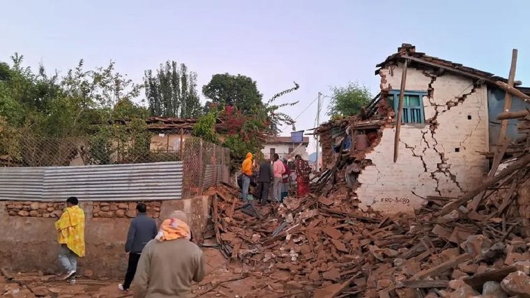 Sigue aumentando la cantidad de víctimas por el fuerte sismo en Nepal Foto: X @AlertaMundial2