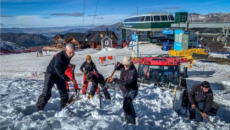 En Cerro Catedral voluntarios trabajan para remover las piedras de las pistas. Foto: Cortesía Diego Ferreira