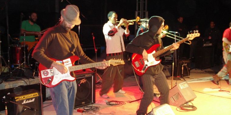 Las Hormigas desplegando todo el ritmo sobre el escenario.