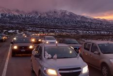 Las filas de autos a la altura de Agua de las Avispas. Familias aguardan para volver al Gran Mendoza hace horas. Foto: Maximiliano Ríos/MDZ
