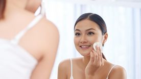 Una mascarilla facial permite mantener la piel limpia, fresca y sana. Foto: Taste of Home - https://www.tasteofhome.com/wp-content/uploads/2019/02/woman-washing-face-shutterstock_595168403.jpg