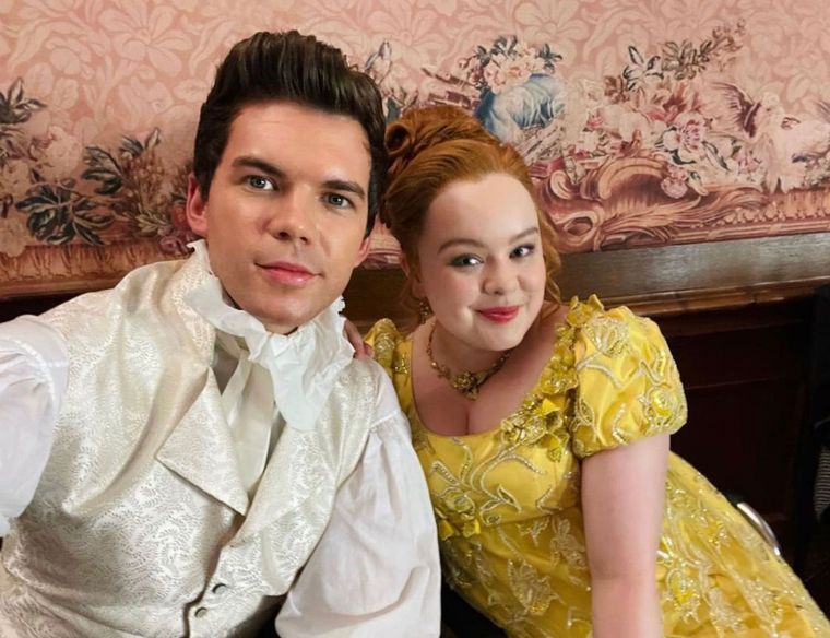 Los protagonistas de los Bridgerton podrían compartir más que una relación laboral Luke Newton y Nicola Coughlan en las grabaciones de Bridgerton. Foto: Instagram
