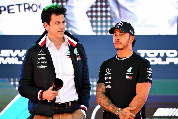 Toto Wolff no encuentra el rumbo y Hamilton piensa en Ferrari. Foto: @MercedesAMGF1