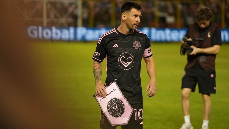 El argentino no iba a ser parte del partido ante Al-Nassr, pero a último momento fue incluido en el banco de los suplentes Foto: @M30Xtra