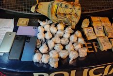 Los paquetes con la droga fraccionada, el dinero y los celulares incautados. Foto: Gentileza.