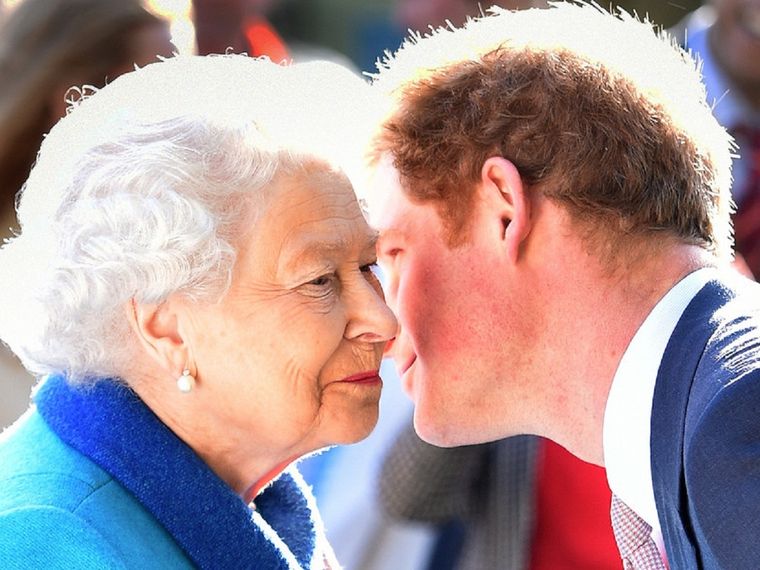 La reina Isabel II y el príncipe Harry Foto: Getty Images
