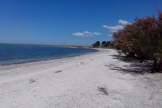 La playa de Los Pocitos sorprende por su arena blanca y el agua turquesa que recuerda a destinos caribeños.