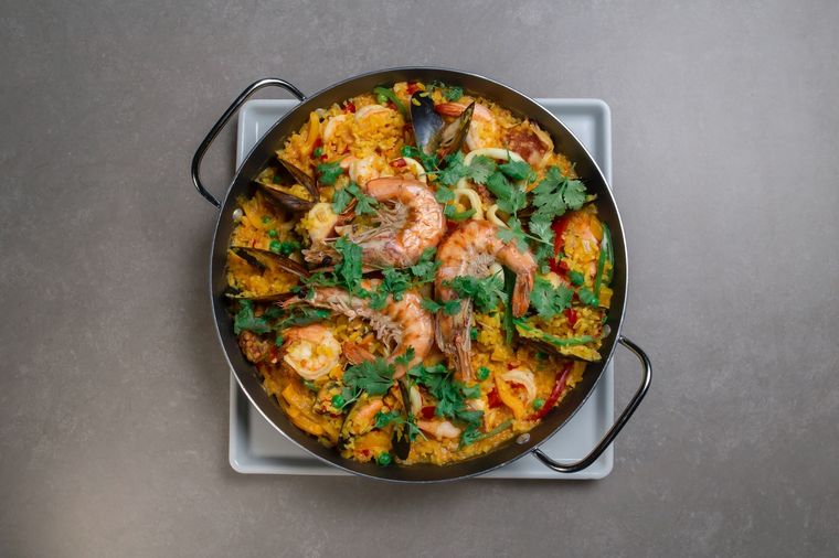 La paella es el plato emblema de España. Te contamos todos los secretos para que puedas hacerla en tu casa. Foto: Unsplash