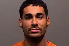 Rogel Lázaro Aguilera-Mederos chocó el camión de carga de madera que conducía contra varios carros. Foto: OFICINA DEL SHERIFF DE JEFFERSON. Rogel Lázaro Aguilera-Mederos chocó el camión de carga de madera que conducía contra varios autos.