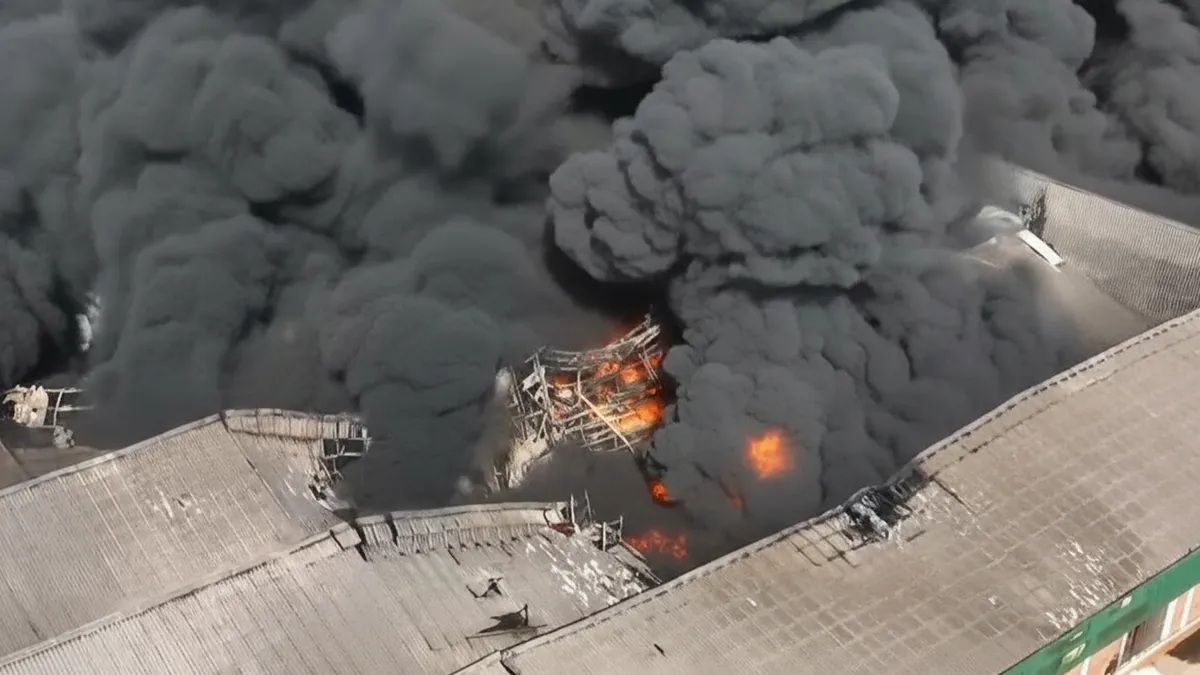 Incendio descontrolado y preocupación: se reavivó el fuego en el depósito de pinturas de Moreno