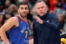 Campazzo tuvo un buen gesto con Malone, entrenador de los Nuggets, tras su expulsión en el último partido.