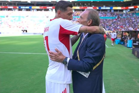 El afectuoso saludo de Miguel Ángel Russo con Fideo Di María. Foto: captura de TV. El afectuoso saludo de Miguel Ángel Russo con Fideo Di María. Foto: captura de TV.