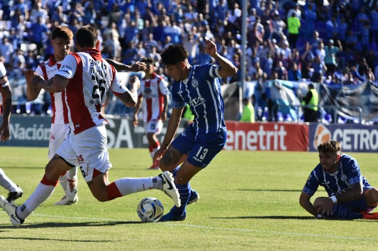 Godoy Cruz empató con Instituto en el Gambarte.
