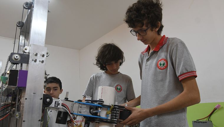 Desde hace varios años, el colegio Tomás Alva Edison impulsa talleres de robótica y programación para sus estudiantes.
