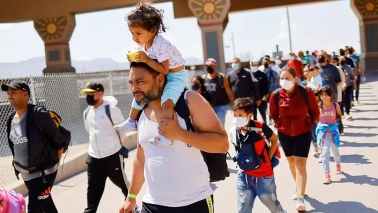 Foto: REUTERS. Migrantes tras ser detenidos en El Paso, Texas, el 12 de septiembre.