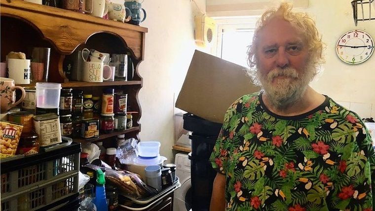 Edward Brown tiene conciencia de su problema y está tratando de superarlo y ayudar a otras personas en su misma situación.