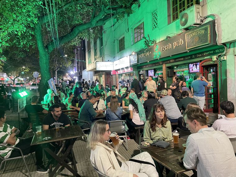 Turistas de Irlanda y Canadá se sumaron a la movida mendocina en una noche multicultural. Turistas de Irlanda y Canadá se sumaron a la movida mendocina en una noche multicultural.