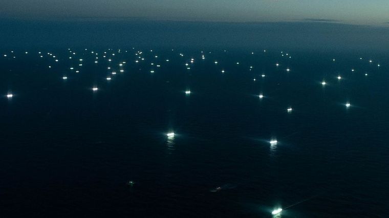 Las luces de los barcos extranjeros dentro de la zona de jurisdicción argentina es una imagen que se repite y que muestra la gravedad del problema de la pesca ilegal Foto: Franco Fafasuli