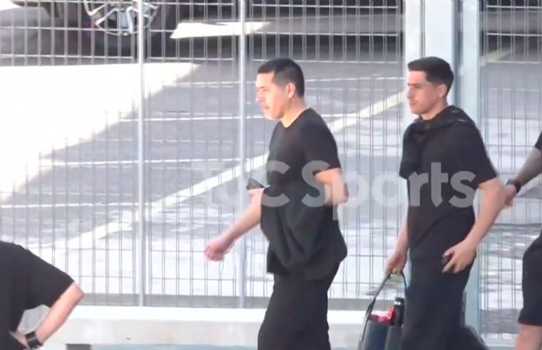 Riquelme llegó a la Bombonera junto a jugadores de Boca.