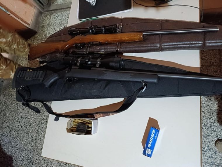 Cinco personas que llevaban armas en una camioneta fueron detenidas en San Rafael Foto: NA