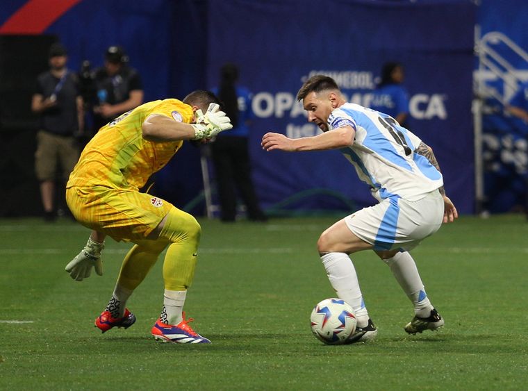 Messi elude al arquero canadiense en el partido de la fase de grupos que ganó Argentina 2-0. Foto: Foto Baires