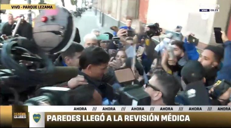 Leandro Paredes entrando a la clínica ante una multitud.