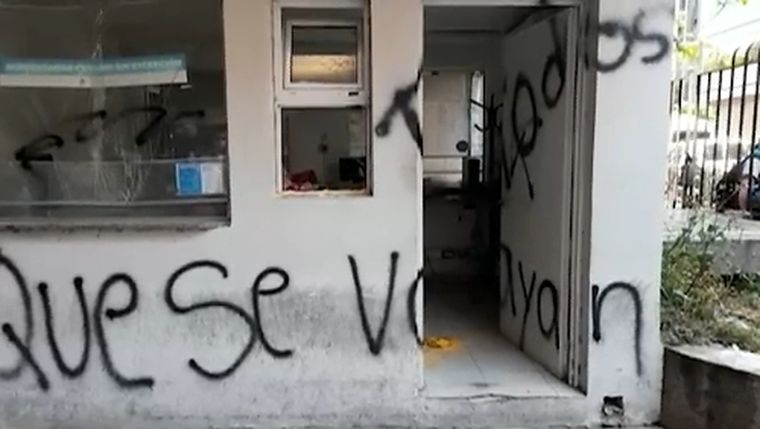 Los piqueteros realizaron pintadas en el Ministerio de Desarrollo Social. Foto: Infobae