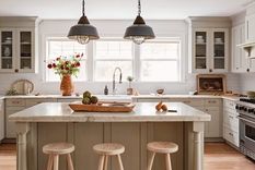 El color beige (en lugar del gris) en la cocina. Foto: Rikki Snyder