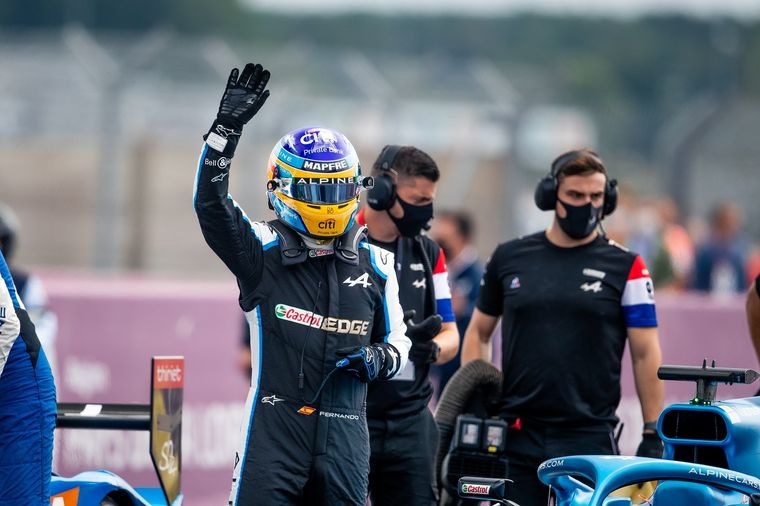 Alonso saluda tras bajarse del Alpine. Foto: Alpine F1