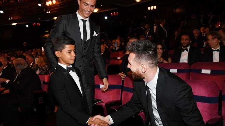 El hijo de CR7 es fan de Messi Foto: EFE