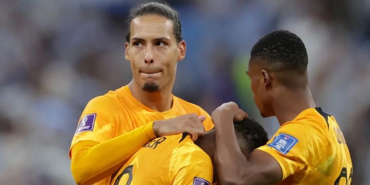 La desilusión de Van Dijk después de la tanda perdida contra Argentina en cuartos.