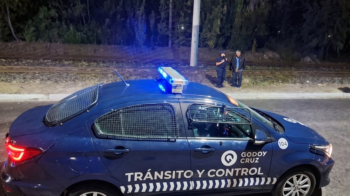 Impidieron que un hombre se arrojara a las vías del Metrotranvía en Godoy Cruz