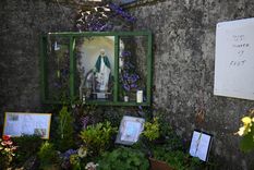 La zona donde se cree que es la fosa común. La gente ha dejado recuerdos, mensajes y objetos conmemorativos.