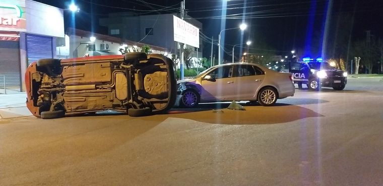 Un vehículo terminó volcado tras una fuerte colisión en Maipú Foto: X @Gabriel_Ruiz_ok