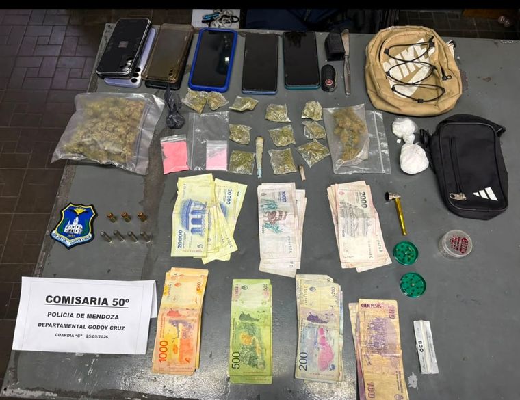 El procedimiento se realizó en Godoy Cruz y permitió secuestrar drogas, armas dinero y municiones.