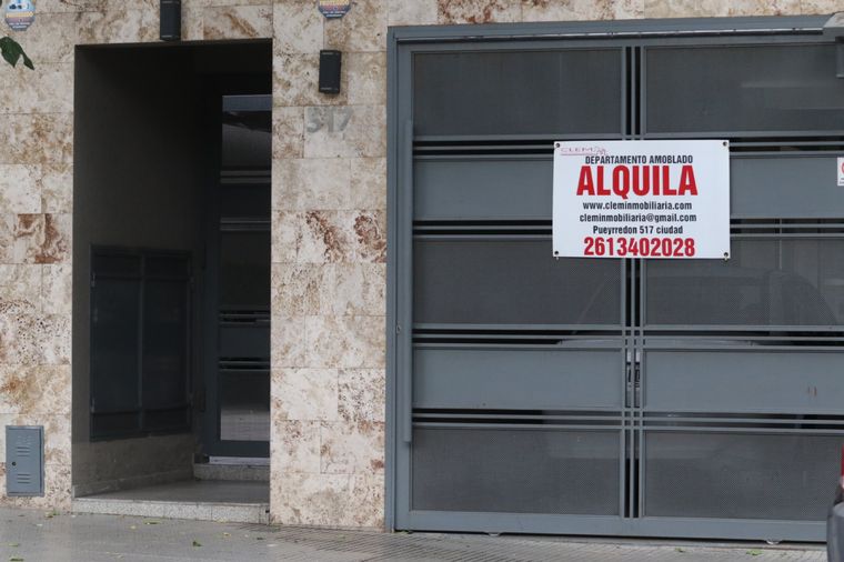 La oferta de alquileres es cada vez menor y genera cambios en un mercado que hace rato se mueve en dólares. Foto: Maximiliano Ríos/MDZ