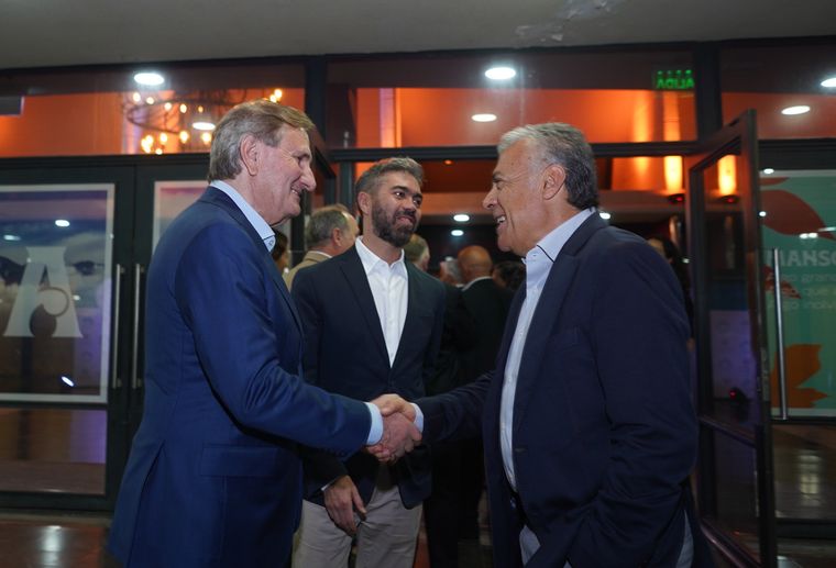 La llegada del gobernador al auditorio Bustelo. La llegada del gobernador al auditorio Bustelo.