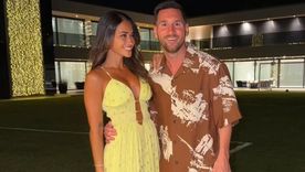 Sin los colores típicos de la época, Leo Messi y Antonela Roccuzzo sorprendieron con un look navideño muy fashionista.&nbsp;