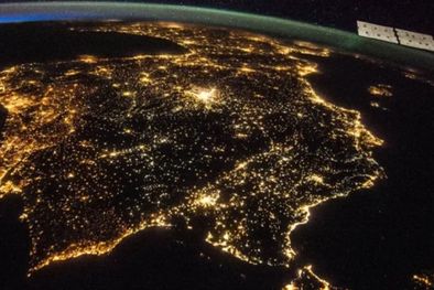 MDZol | La Península Ibérica de noche desde el espacio. Foto: BBC