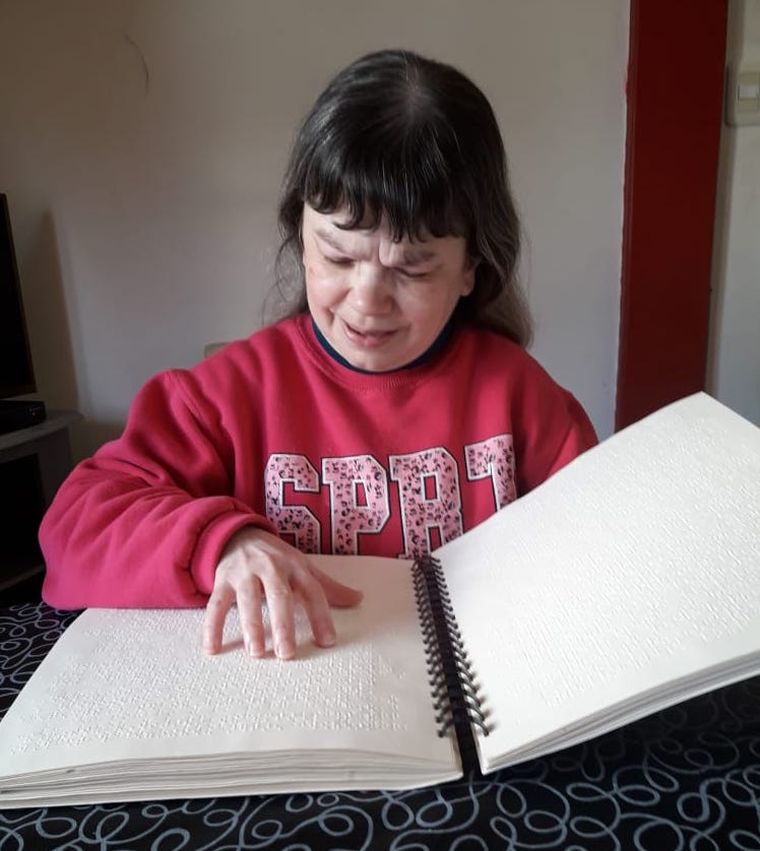 La emoción de leer la biblia por primera vez. La emoción de leer la biblia por primera vez.