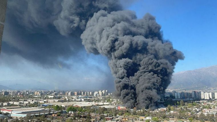 Así se veía la enorme columna de humo en la Región Metropolitana