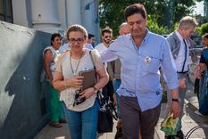 Los padres de Fernando Báez Sosa se retiran tras la finalización de la sexta jornada. Foto: Télam Los padres de Fernando Báez Sosa se retiran tras la finalización de la sexta jornada. Foto: Télam