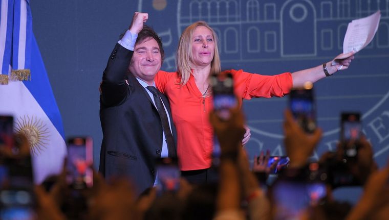 Javier Milei y su hermana Karina momentos previos al discurso. Foto: Télam