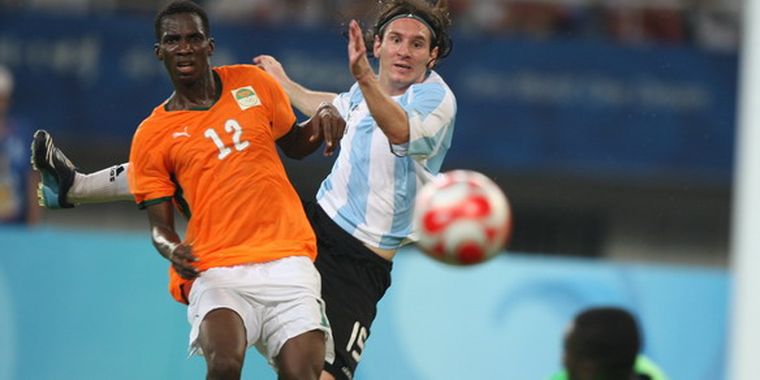 Lionel Messi, con la mirada fija en el balón, el mejor de los argentinos. Foto: EFE