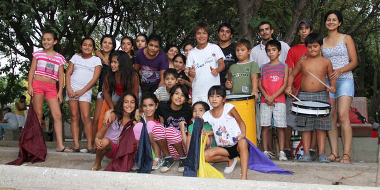 Grupo murguero de Barrio Constitución Foto: Maggie Ojcius/Mediamza.com