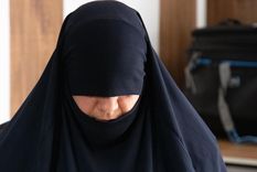 Umm Hudaifa, la primera esposa del fallecido líder de EI Abu Bakr al Baghdadi, se encuentra en prisión en Irak Foto: BBC