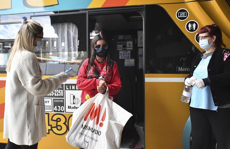 Los servicios interurbanos de colectivos modificaron su capacidad de pasajeros Foto: Télam